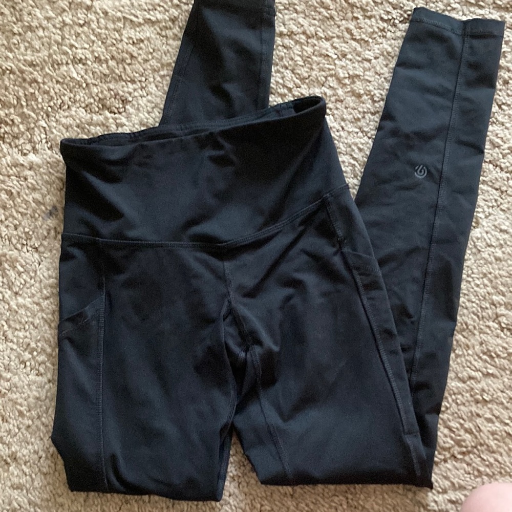 athletic leggings with side pocket